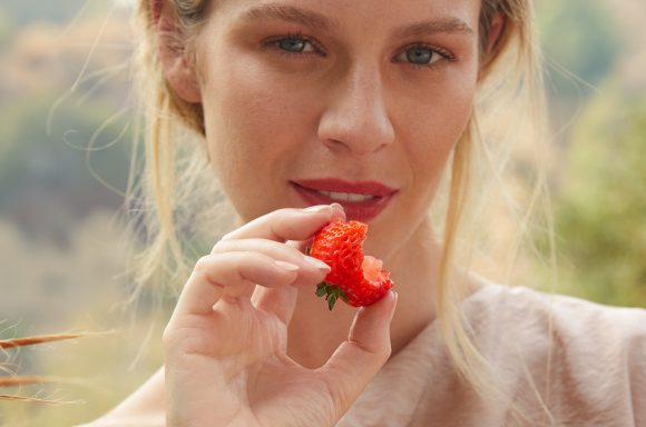 Oishii grows bright, sweet, perfectly ripe strawberries year round in an indoor vertical strawberry farm. Meet The Omakase Berry.